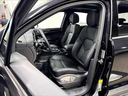 JET BLACK MT 2026 Porsche Macan Macan