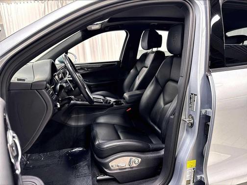 Dolomite Silver Metallic 2023 Porsche Macan Macan