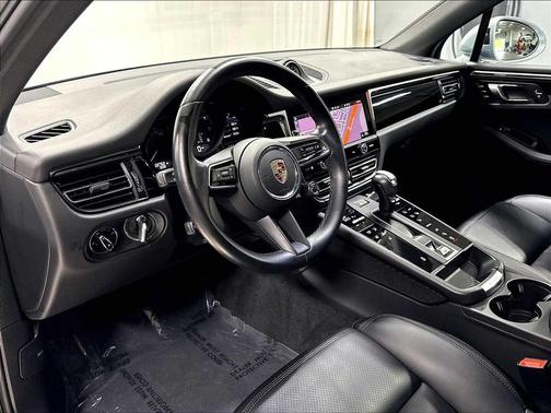 Dolomite Silver Metallic 2023 Porsche Macan Macan