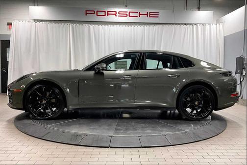 2025 Porsche Panamera 4