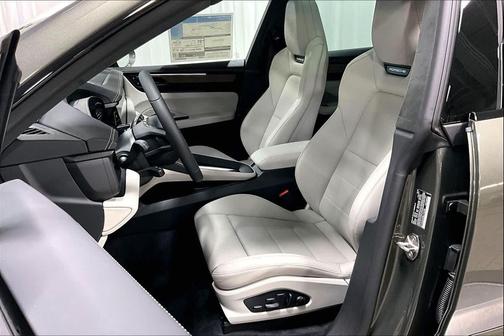 2025 Porsche Macan Turbo