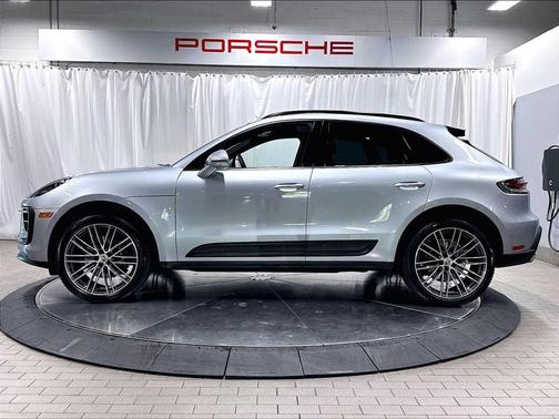 Dolomite Silver Metallic 2026 Porsche Macan Macan