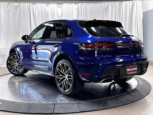 Gentian Blue Metallic 2026 Porsche Macan Macan
