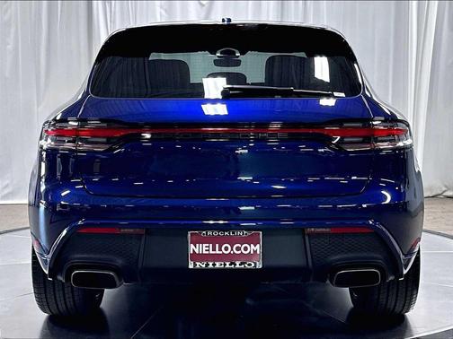 Gentian Blue Metallic 2026 Porsche Macan Macan