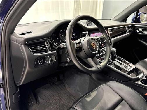 Gentian Blue Metallic 2026 Porsche Macan Macan