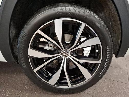 2025 Volkswagen Atlas Cross Sport 2.0T SEL Premium R-Line