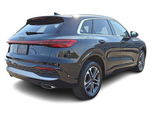 Mythos Black Metallic 2025 Audi Q5 2.0T quattro Premium