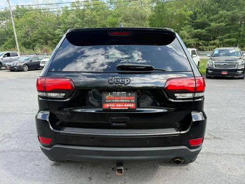 Diamond Black Crystal Pearlcoat 2018 Jeep Grand Cherokee Upland