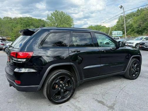 Diamond Black Crystal Pearlcoat 2018 Jeep Grand Cherokee Upland