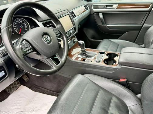 Deep Black Pearl 2016 Volkswagen Touareg TDI Lux