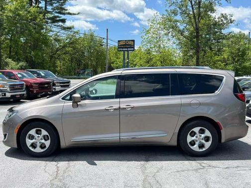 2017 Chrysler Pacifica Touring-L Plus