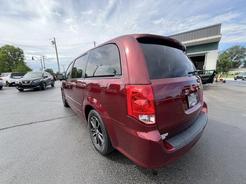 Octane Red Pearlcoat 2017 Dodge Grand Caravan SE