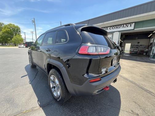 Diamond Black Crystal Pearlcoat 2019 Jeep Cherokee Trailhawk