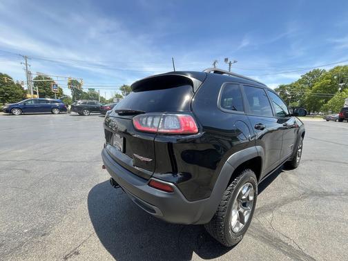 Diamond Black Crystal Pearlcoat 2019 Jeep Cherokee Trailhawk