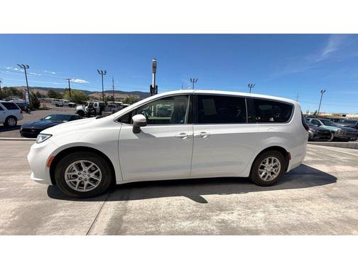 Bright White Clearcoat 2023 Chrysler Pacifica Touring L