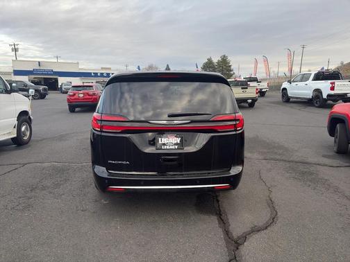 Diamond Black Crystal Pearlcoat 2024 Chrysler Pacifica Touring L