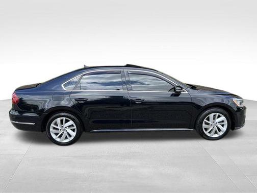 Deep Black Pearl Effect 2018 Volkswagen Passat 2.0T SE