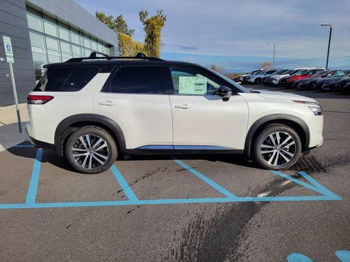 2025 Nissan Pathfinder Platinum 4WD