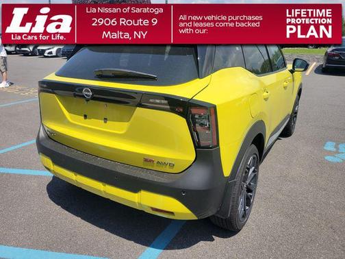 Yuzu Yellow Metallic/Super Black 2026 Nissan Kicks SR