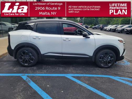 Aspen White Tricoat/Super Black 2026 Nissan Kicks SR