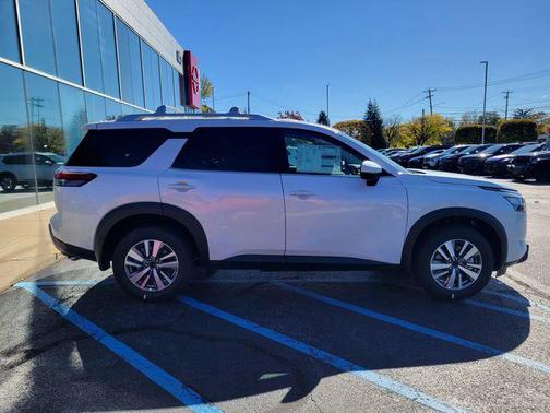 2025 Nissan Pathfinder SL 4WD