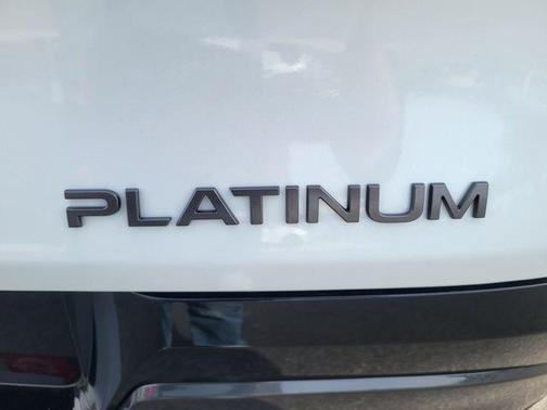 Everest White Pearl Tricoat/Super Black 2026 Nissan Murano Platinum