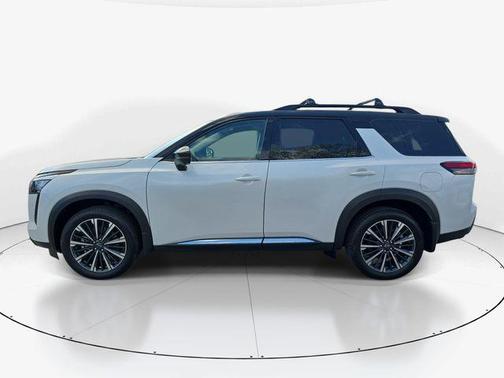 Everest White Pearl/Black 2026 Nissan Pathfinder Platinum