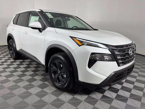 Everest White Pearl Tricoat 2026 Nissan Rogue SV