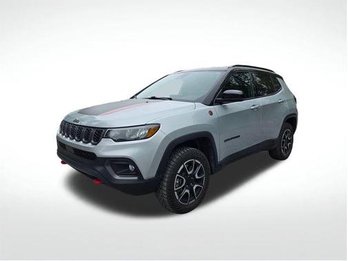 Silver Zynith Metallic Clearcoat 2024 Jeep Compass Trailhawk