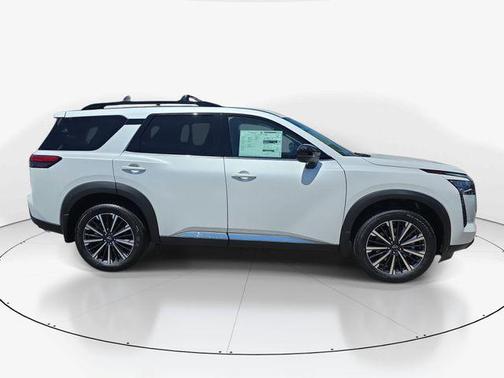Everest White Pearl Tricoat 2026 Nissan Pathfinder Platinum
