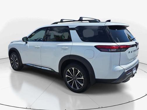 Everest White Pearl Tricoat 2026 Nissan Pathfinder Platinum