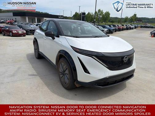 Everest White Pearl Tricoat/Black Diamond Pearl 2023 Nissan ARIYA ENGAGE
