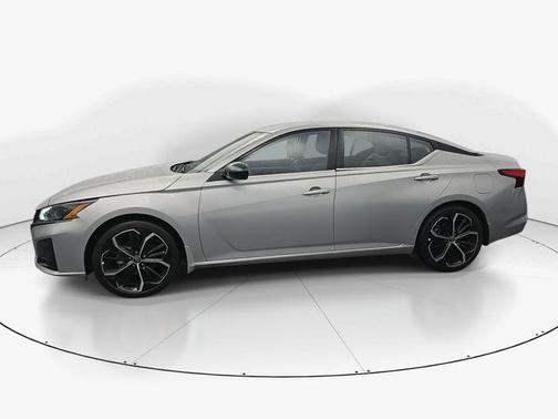 Brilliant Silver Metallic 2023 Nissan Altima SR FWD