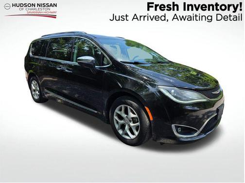 Brilliant Black Crystal Pearlcoat 2020 Chrysler Pacifica Limited