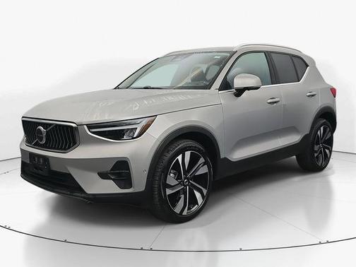 2025 Volvo XC40 B5 Plus Bright Theme