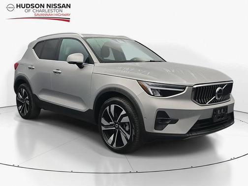 2025 Volvo XC40 B5 Plus Bright Theme