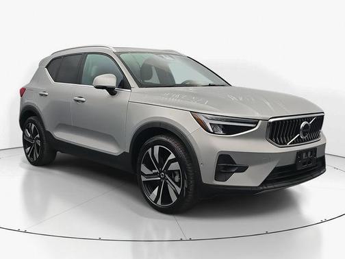 2025 Volvo XC40 B5 Plus Bright Theme