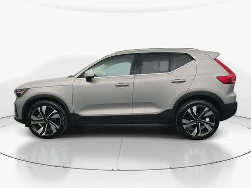2025 Volvo XC40 B5 Plus Bright Theme
