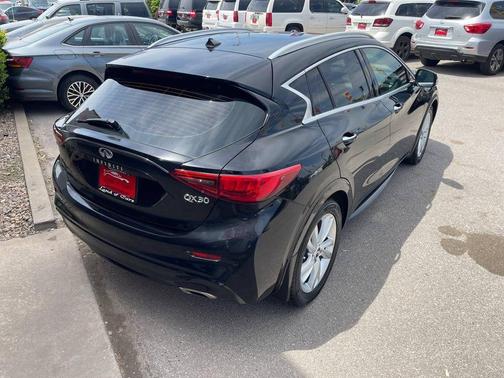 2017 INFINITI QX30 Premium