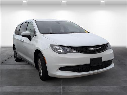 2022 Chrysler Voyager LX