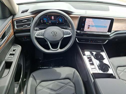 White Pearl 2026 Volkswagen Atlas 2.0T SE w/Technology 4MOTION