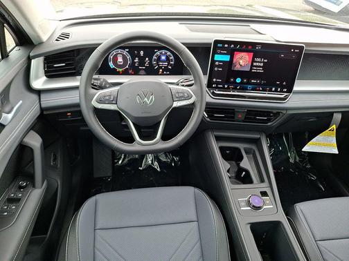 Deep Black Pearl 2026 Volkswagen Tiguan 2.0T SE 4MOTION