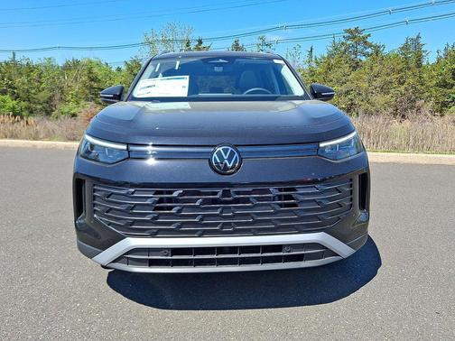 deep black pearl 2026 Volkswagen Tiguan 2.0T SE 4MOTION