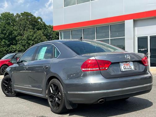 Platinum Gray Metallic 2015 Volkswagen Passat 1.8T Auto SE w/Sunroof & Nav