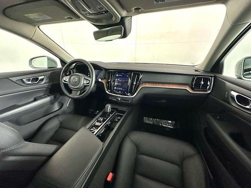 2025 Volvo V60 Cross Country B5 Plus