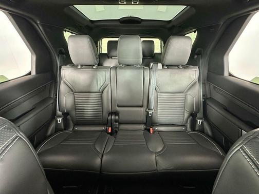 2023 Land Rover Discovery Metropolitan Edition