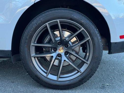 2023 Porsche Macan Base