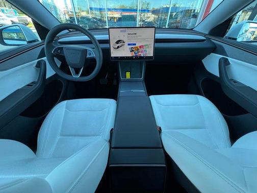 Pearl White Multi-Coat 2026 Tesla Model Y