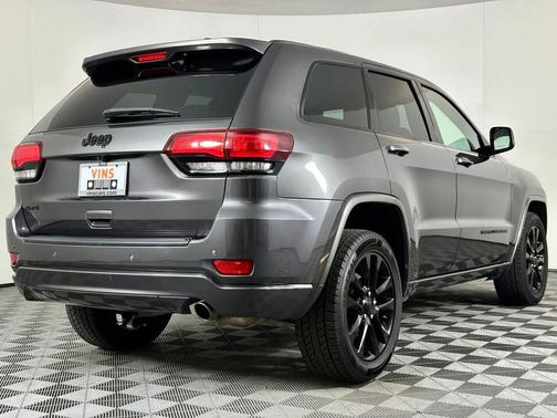 Granite Crystal Metallic Clearcoat 2021 Jeep Grand Cherokee Laredo