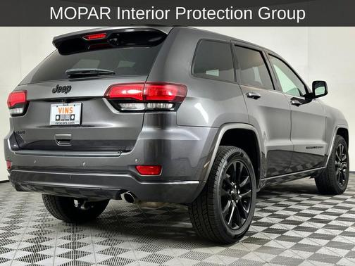Granite Crystal Metallic Clearcoat 2021 Jeep Grand Cherokee Laredo